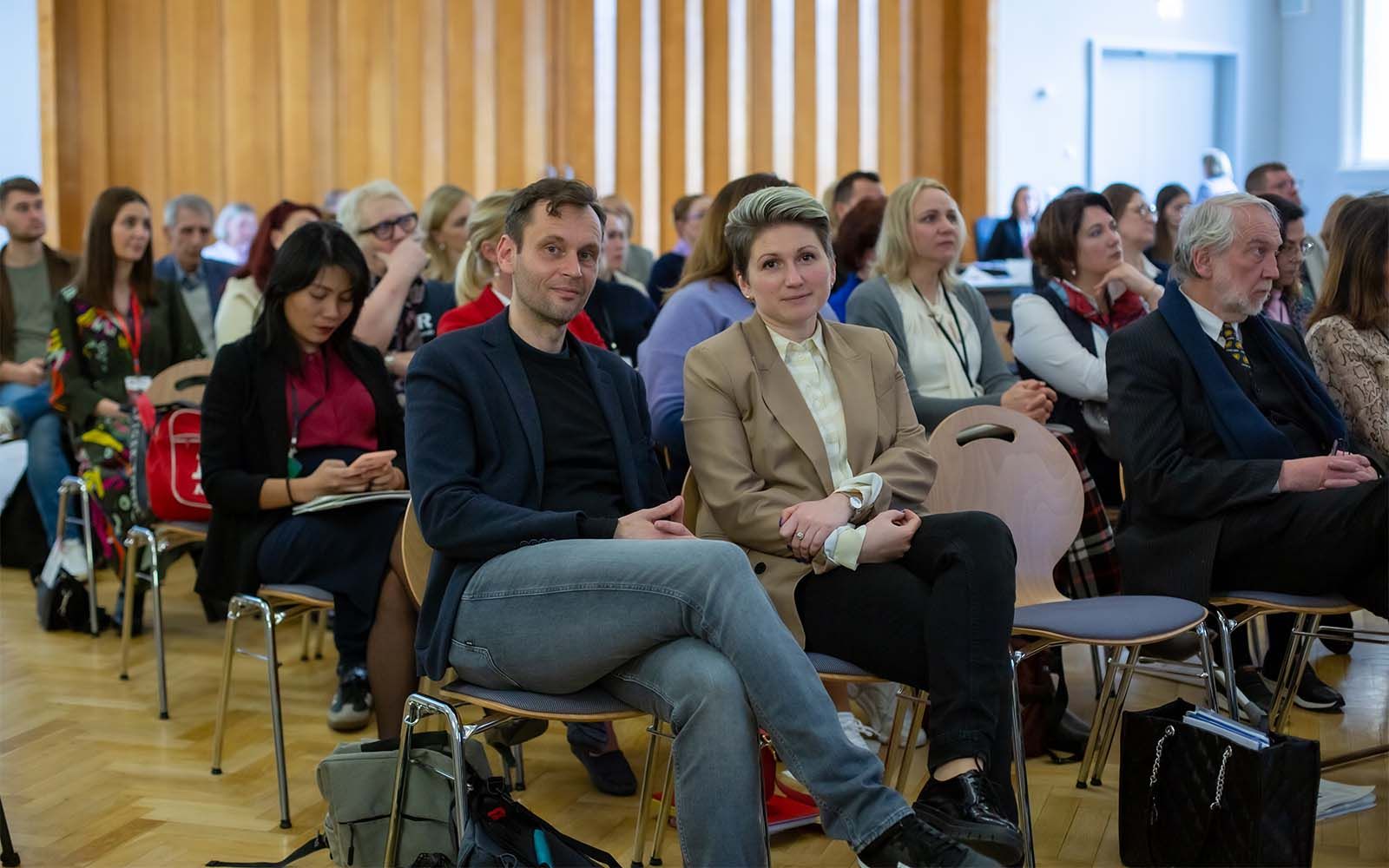 Bild von der Konferenz. Olga Gauks zusammen mit Dr. Torsten Kühne