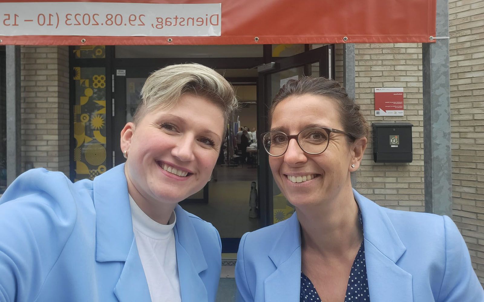 Bild von Nadja Zivkovic, der Bezirksbürgermeisterin zusammen mit Olga Gauks, MdA