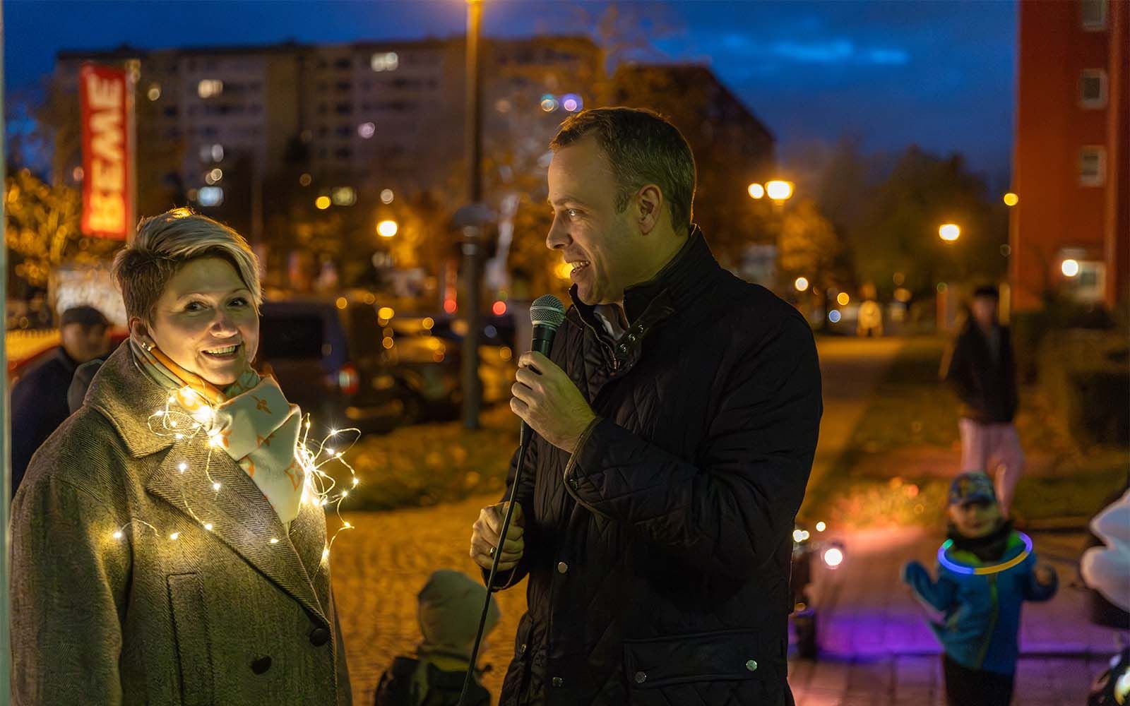 Bild von Olga Gauks mit Mario Czaja beim Laternenumzug in Marzahn